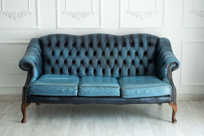 Ein altes, blaues Sofa