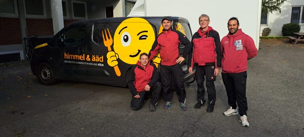 4 Mitabeiter vor dem Lieferwagen von Himmel un Ääad
