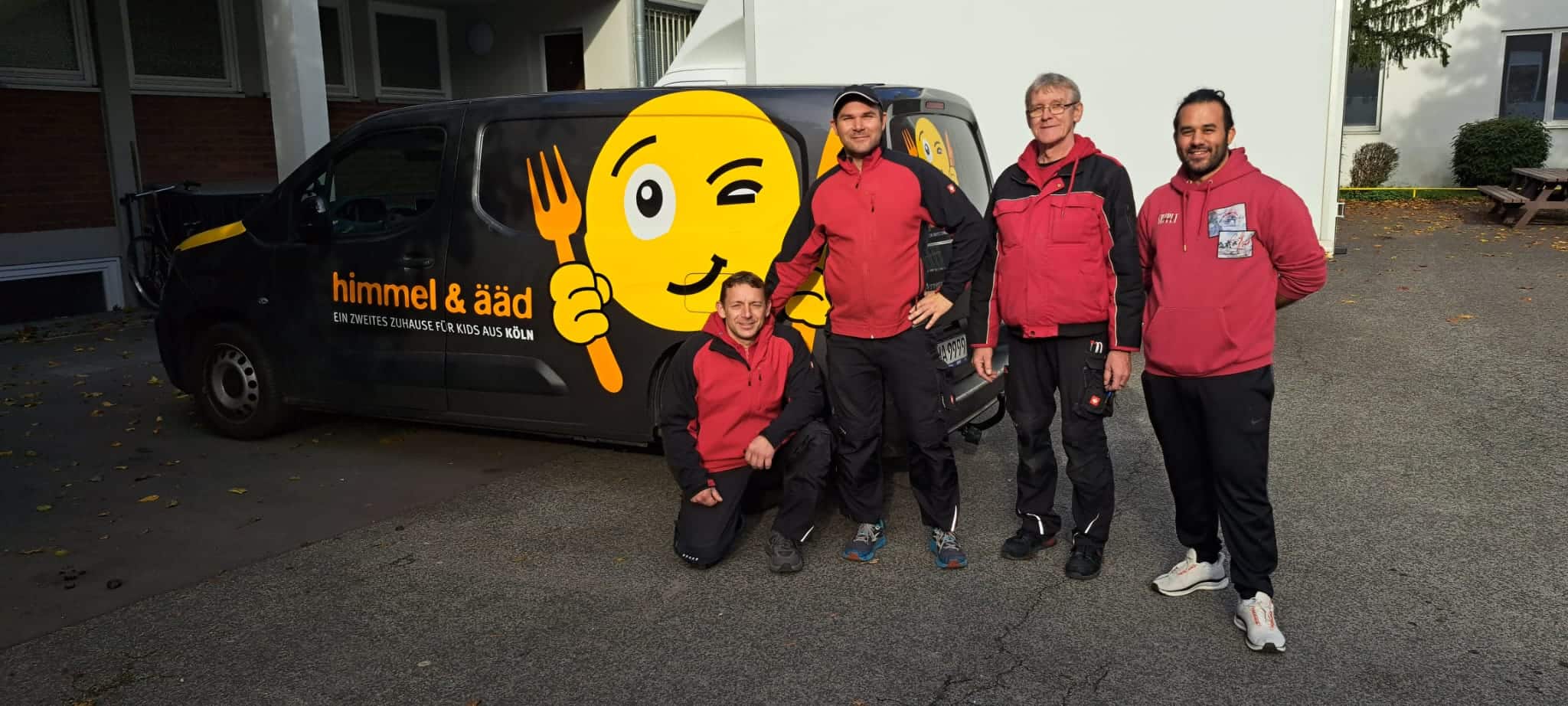 4 Mitabeiter vor dem Lieferwagen von Himmel un Ääad